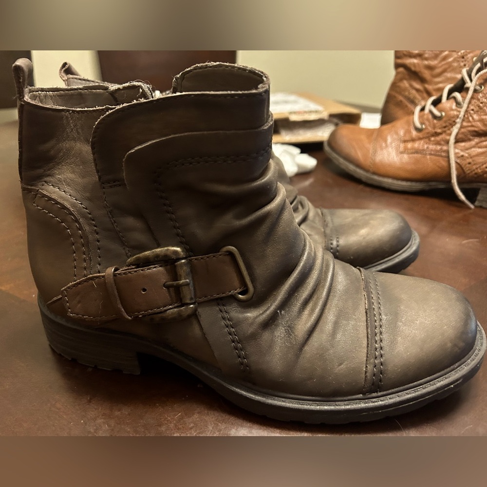 Women’s Earth boots. Size 8. Never worn